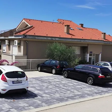 Apartments Mara Cres Exterior photo
