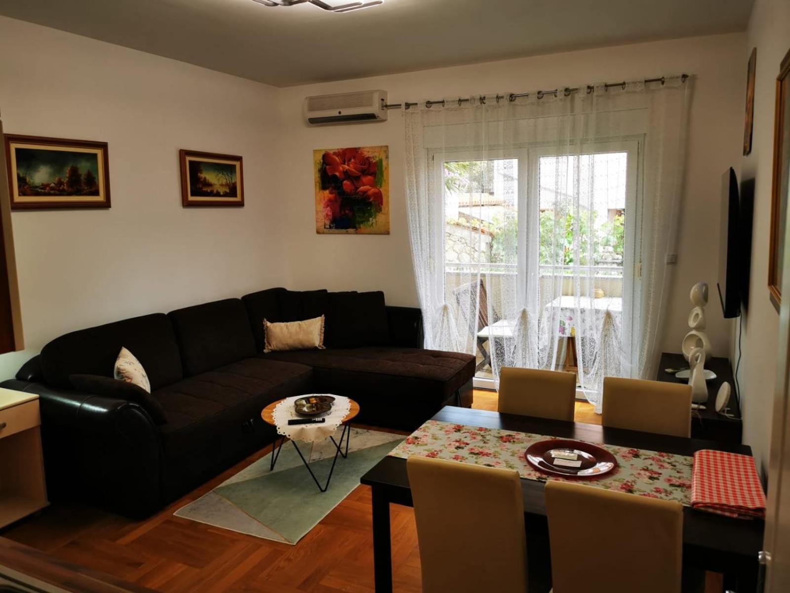 Mara Apartment Cres